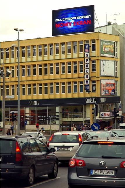 Umiejscowienie telebimu nad budynkiem Społem