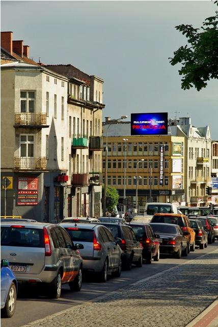 Stały ruch przed telebimem