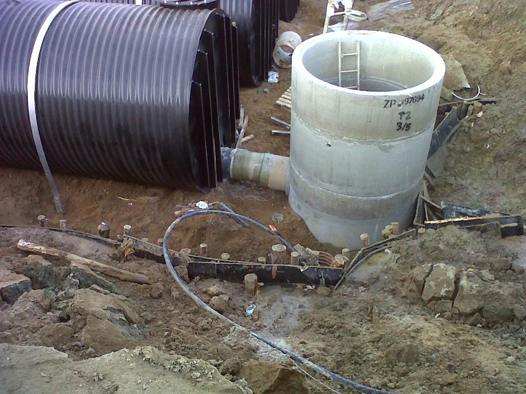 połączenie miedzy stalowym zbiornikeim a betonowa studnią