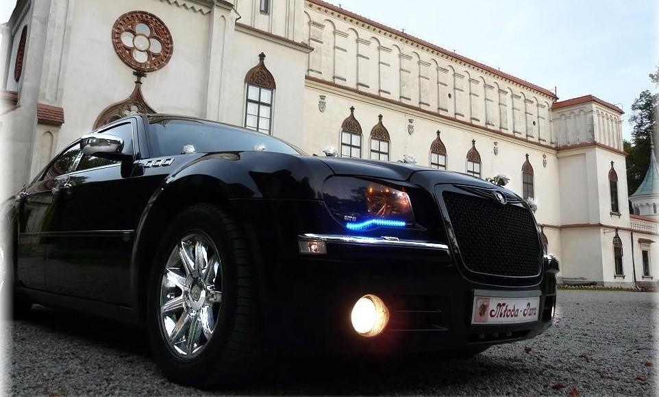 Chrysler 300C w kolorze czarnym na ślub Rzeszów