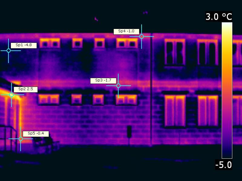 Zdjęcie termowizyjne nieocieplonego budynku