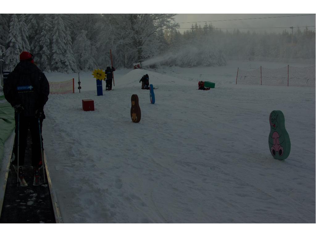 Teren szkółki narciarskiez z przenośnikiem taśmowym Sun Kid