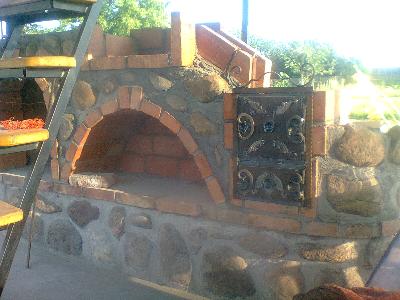 Kamienny grill z wędzarnią, w trakcie budowy. - kliknij, aby powiększyć