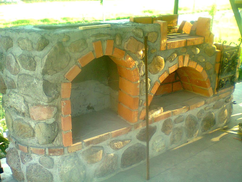 Kamienny grill z wędzarnią, w trakcie budowy.
