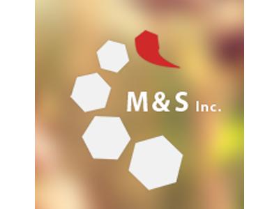 Logo M&S Inc na tle zamazanego zdjęcia. 16 kwietnia 2013 - kliknij, aby powiększyć