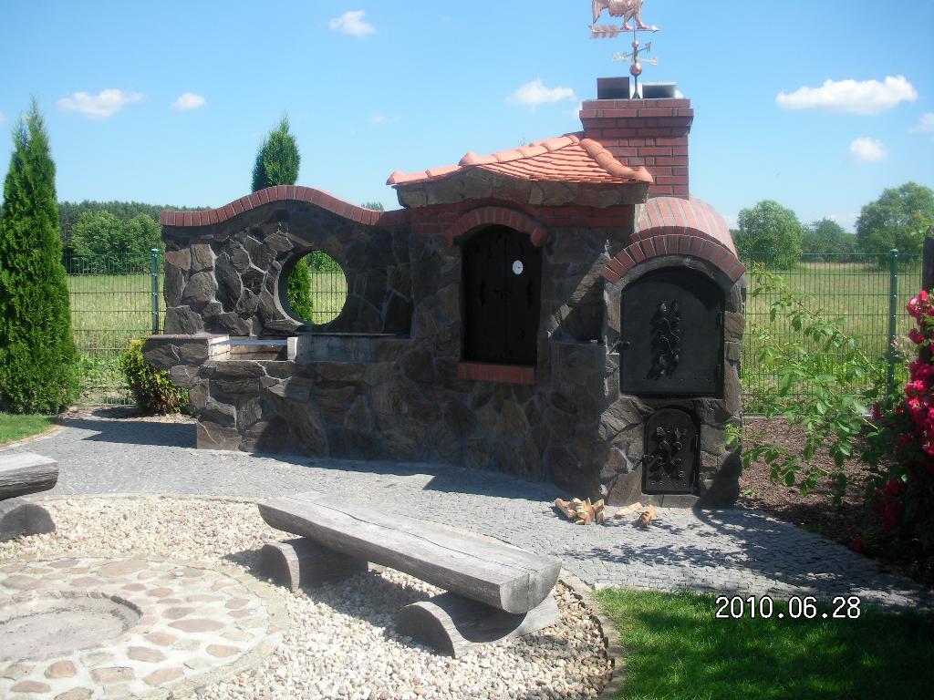 Piece chlebowe wraz z wedzarnia i grillem ,altany,