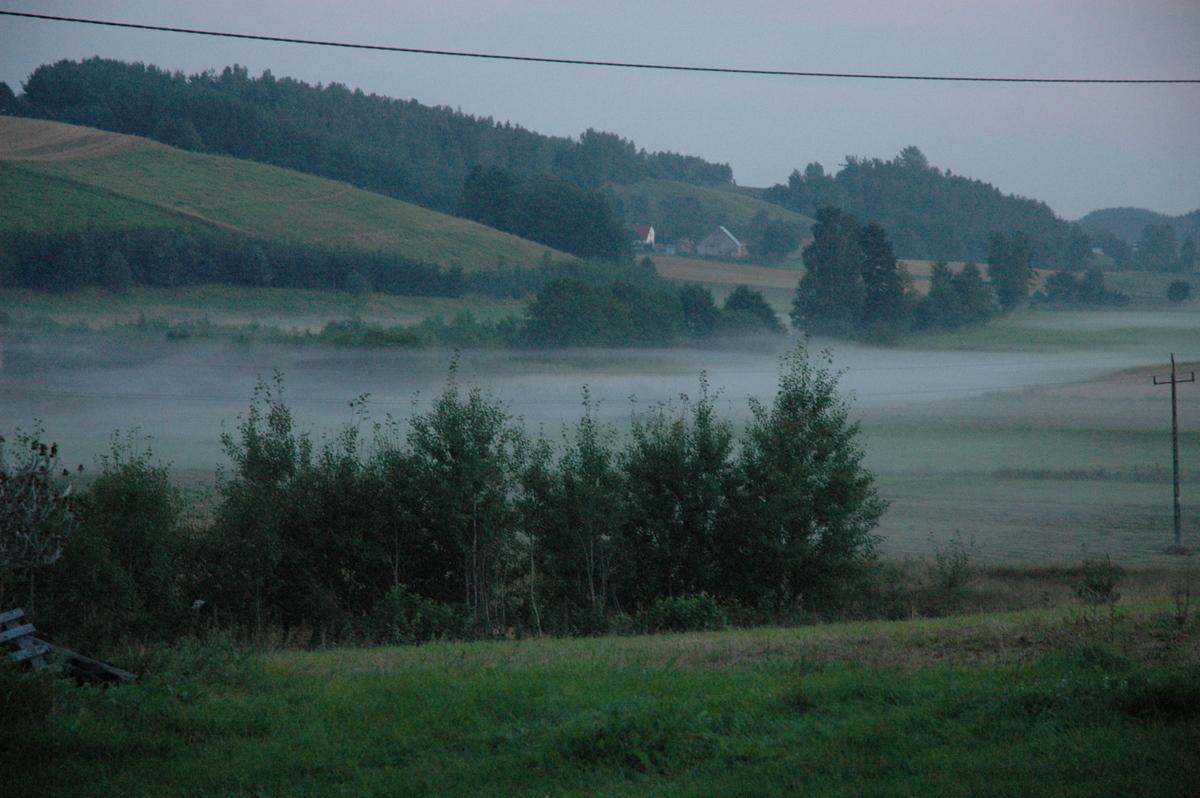  panorama na dolinę z sierpniową mgłą - widok z tarasów