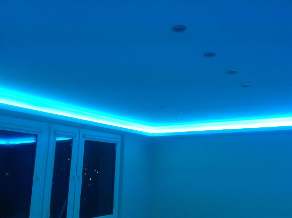 Podwieszany sufit z oświetleniem LED RGB 