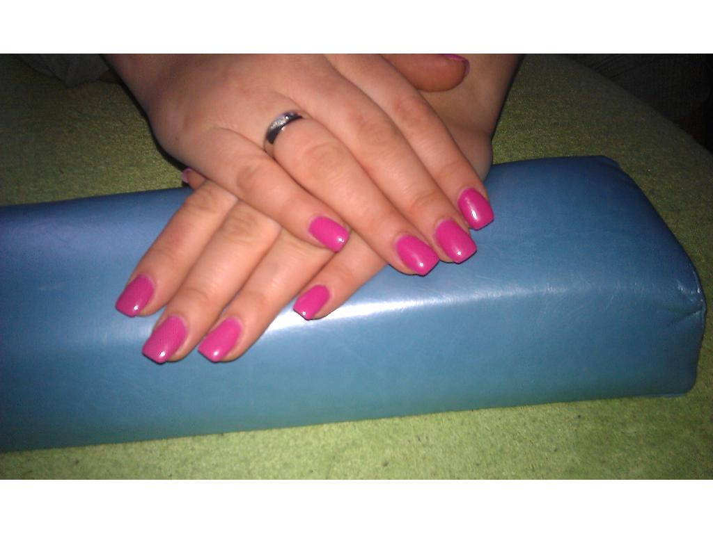 manicure hybrydowy