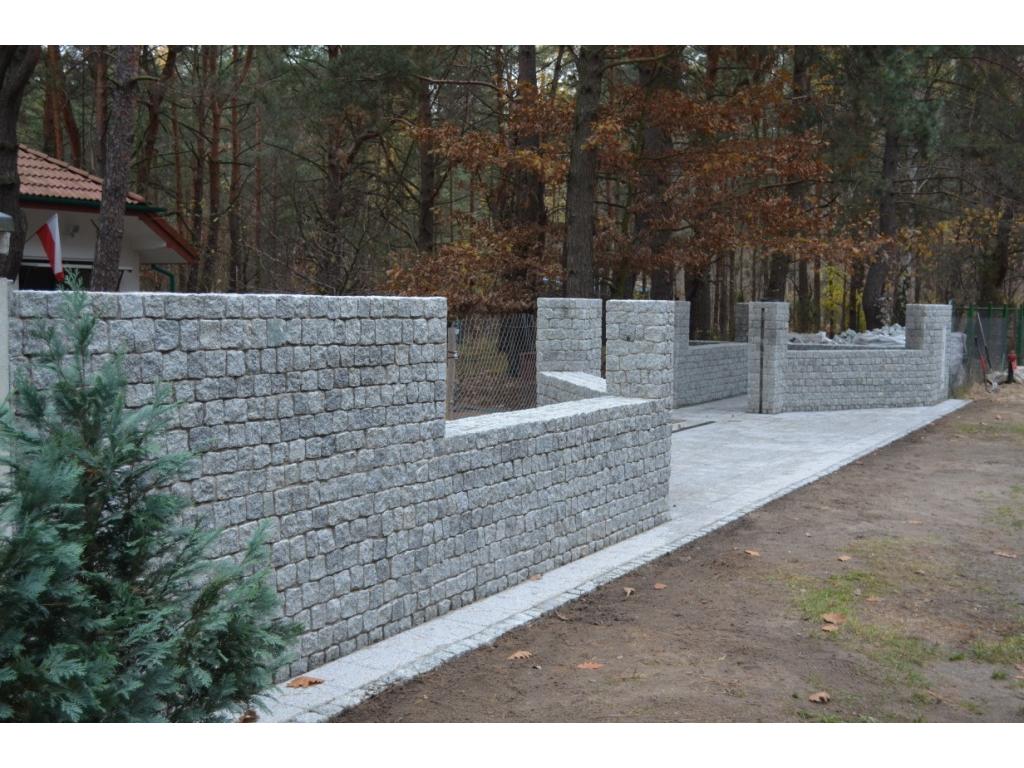 Ogrodzenie, mur wykonany z kostki granitowej