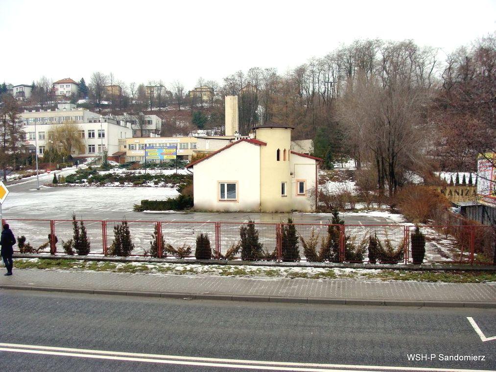 Budynek użytkowy wolnostojący, duży parking. Sandomierz, świętokrzyskie