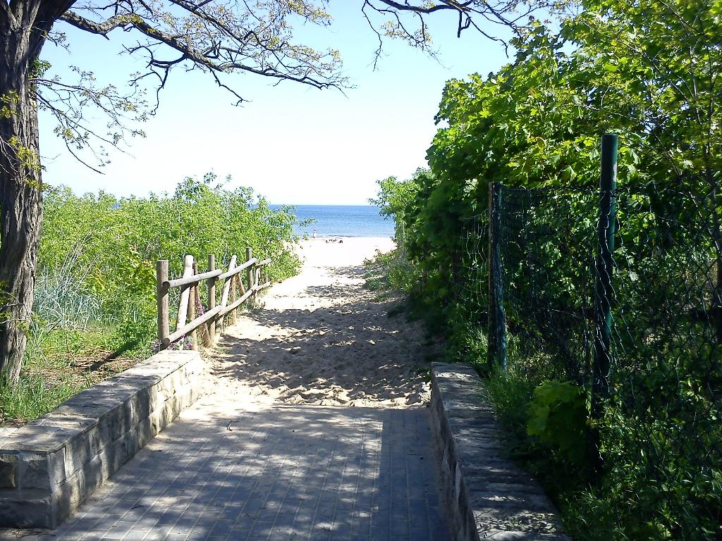 wejście na plażę przed budynkiem