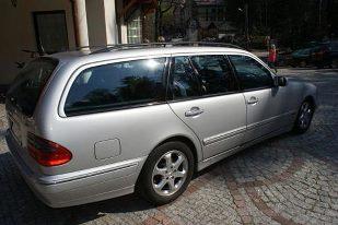 Mercedes E-210 Kombi (srebrny)