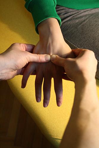 terapia manualna stawów dłoni