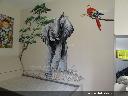 Malowane zwierzęta w pokoju chłopca, słoń, papuga