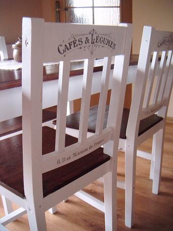 odnowiony stół i krzesła z francuskim dekorem