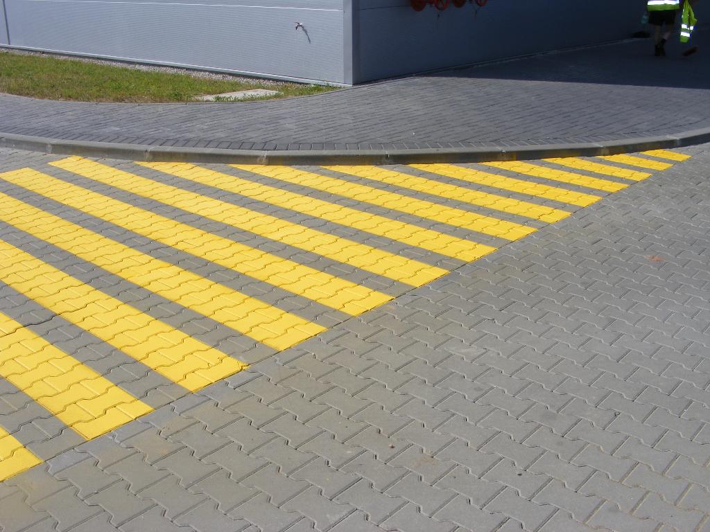 malowanie oznaczeń, pasów, linii.