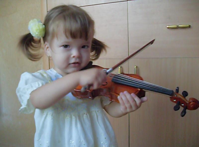 Pierwsza lekcja skrzypiec. Dziecko na zdjęciu ma 1 rok i 8 m