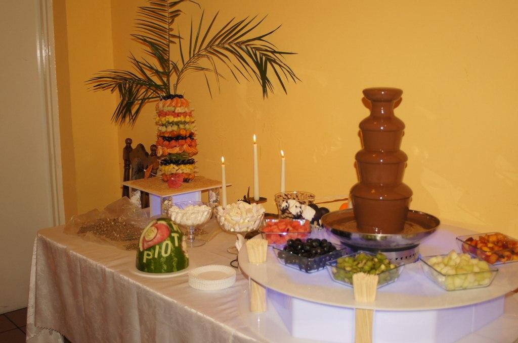 Fontanna z czekoladą i palma owocowa z szaszłykami
