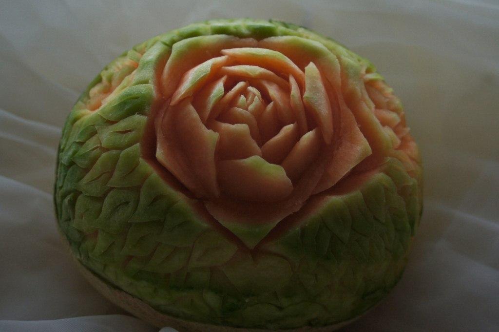 Rzeźba w melonie - róża na tle listków