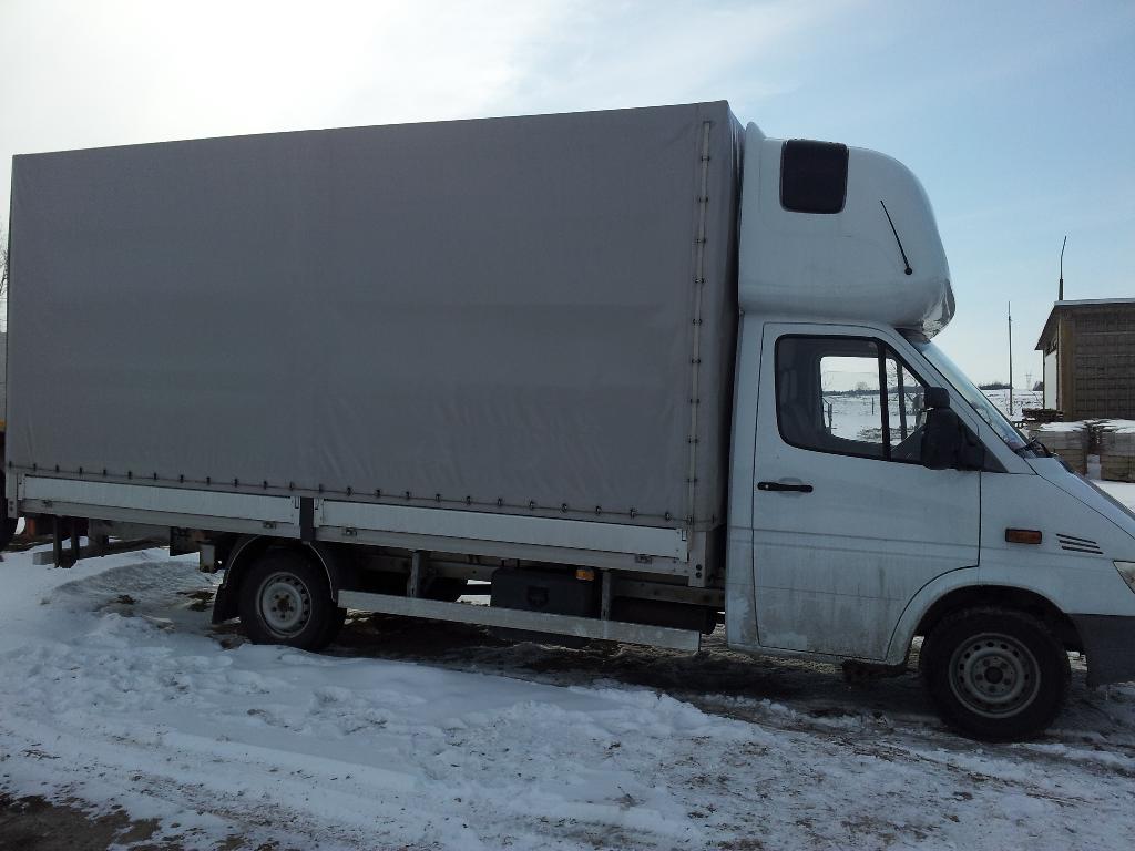 Uslugi transportowe i przeprowadzki.