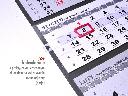Kalendarze trójdzielne z czerwonym okienkiem wskazującym dat