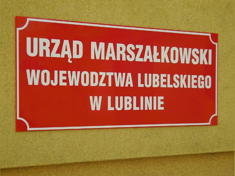 Tablica urzędowa na podłożu z pleksi