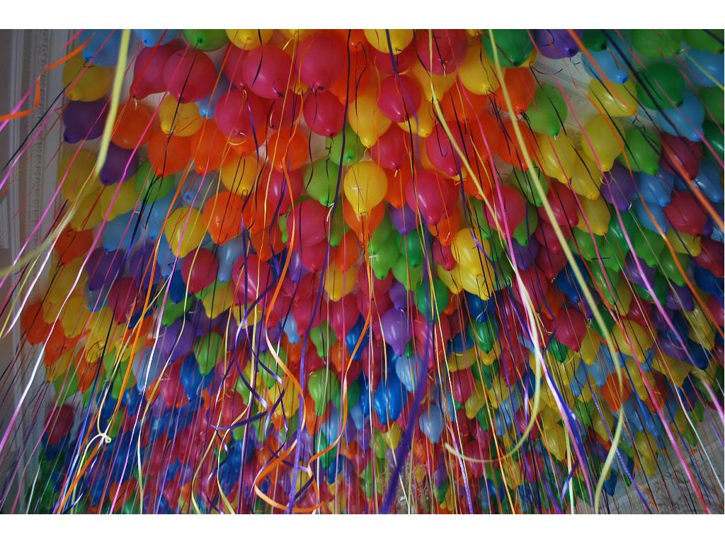 Kolorowy sufit balonowy