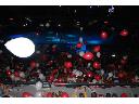 Hala Stulecia - balony wypuszczone z siatki na publicznosc