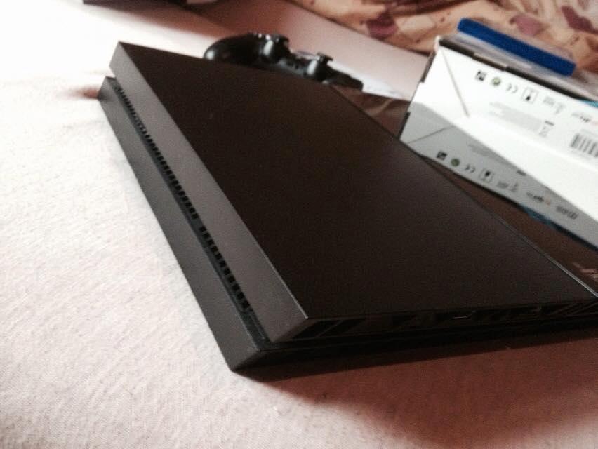 PlayStation 4 + gra + pad