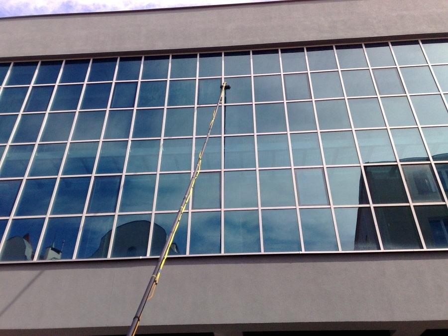 Mycie fasad szklanych na wysokości