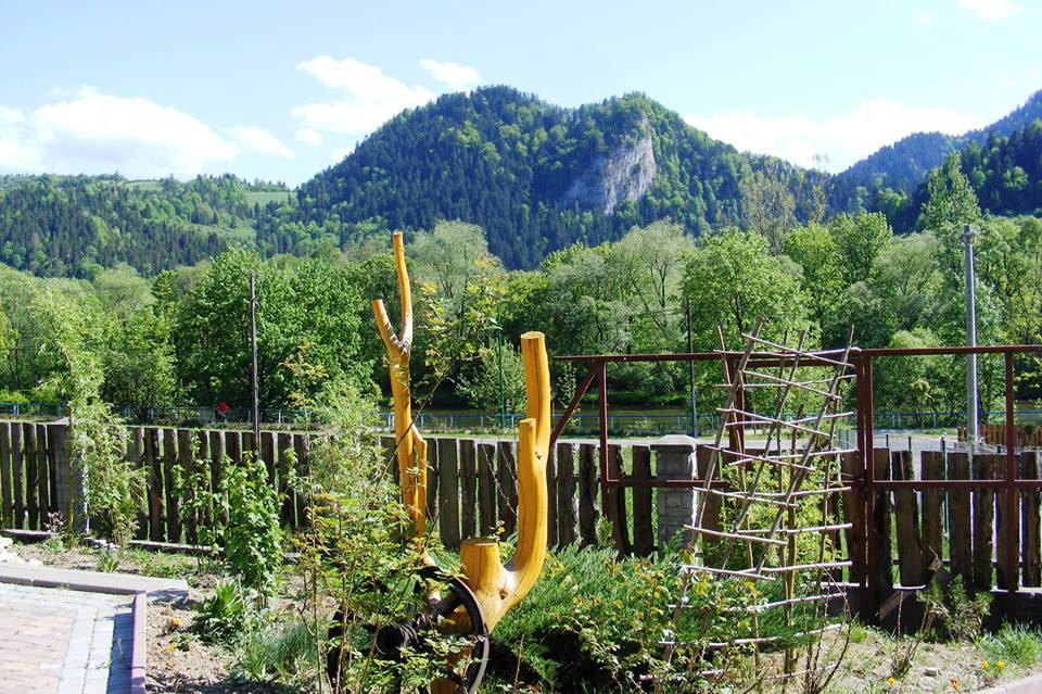 Widok na Pieniny z okien i balkonów Willi Zwinki