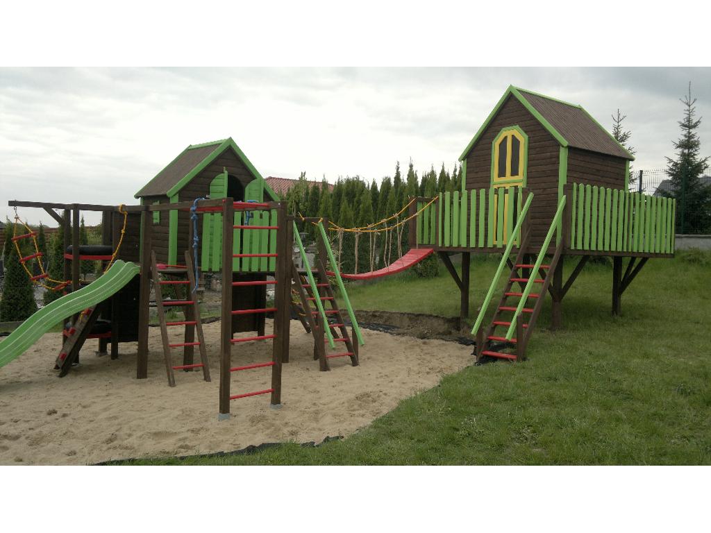 Rozbudowany plac zabaw dla małego i dużego
