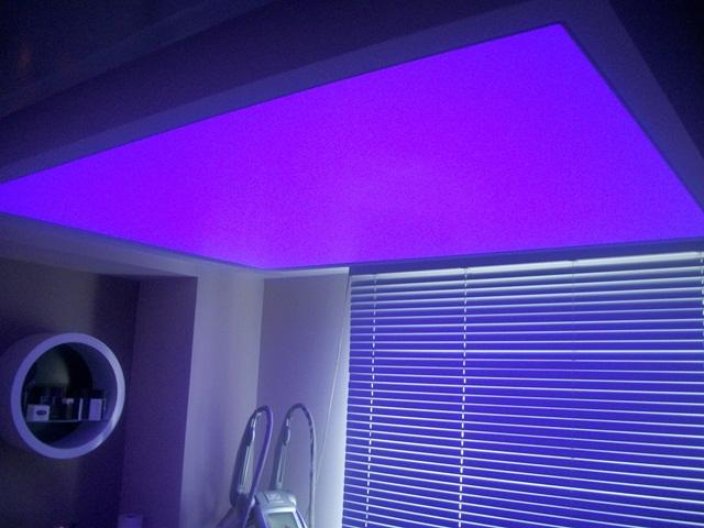 sufit napinany podświetlony taśmami LED RGB