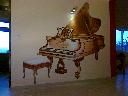 Fortepian w domu weselnym (akryl na ścianie)