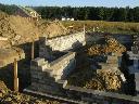 Budowa ścian fundamentu z bloczka betonowego