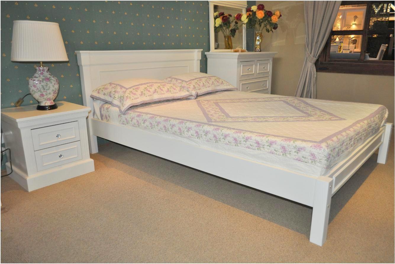 Stylowa biała sypialnia, łóżko drewniane białe, szafki nocna