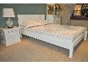 Stylowa biała sypialnia, łóżko drewniane białe, szafki nocna