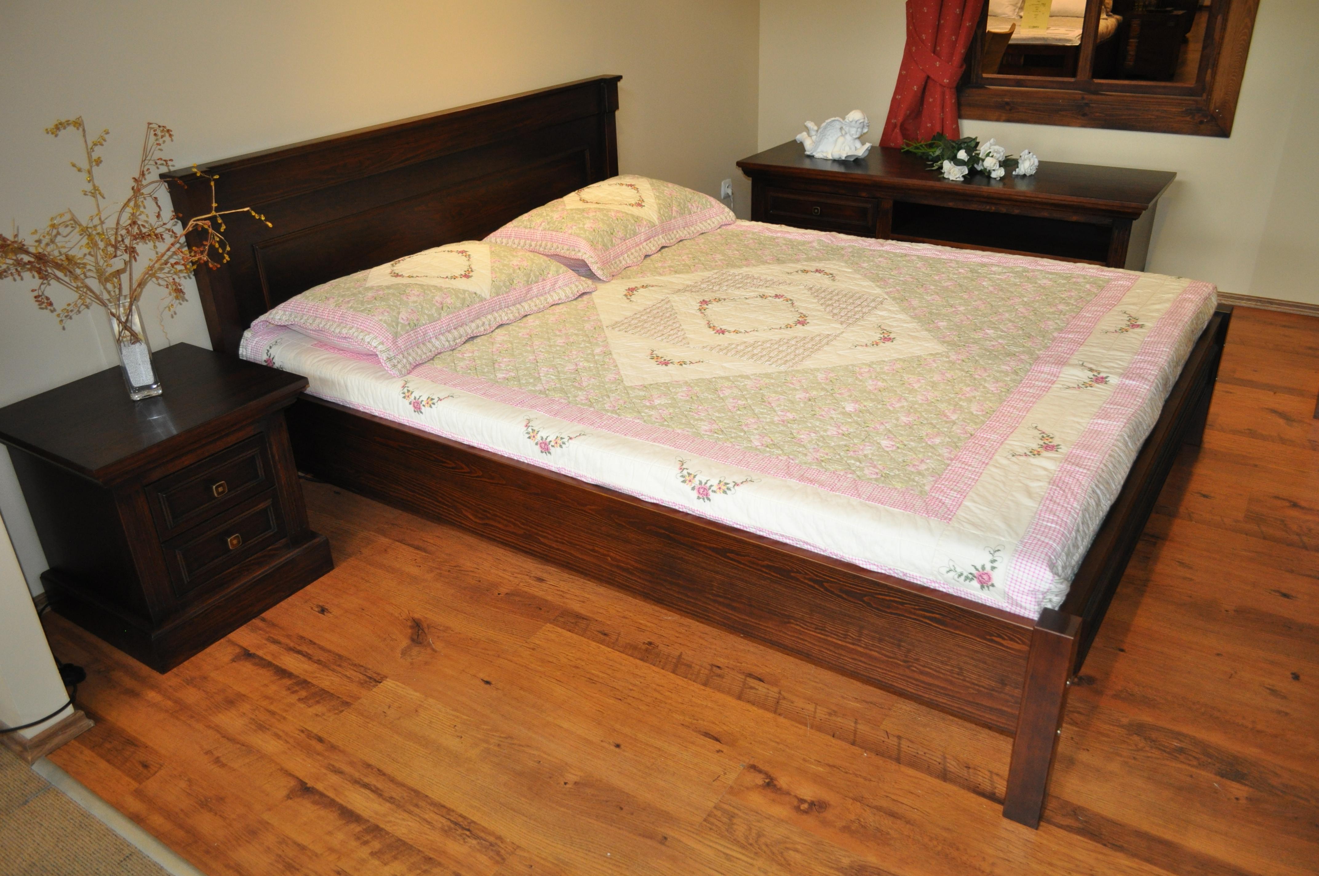 Piękne drewniana sypialnia w odcieniach orzechu