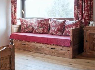 Drewniana stylizowana kanapa z funkcją spania 