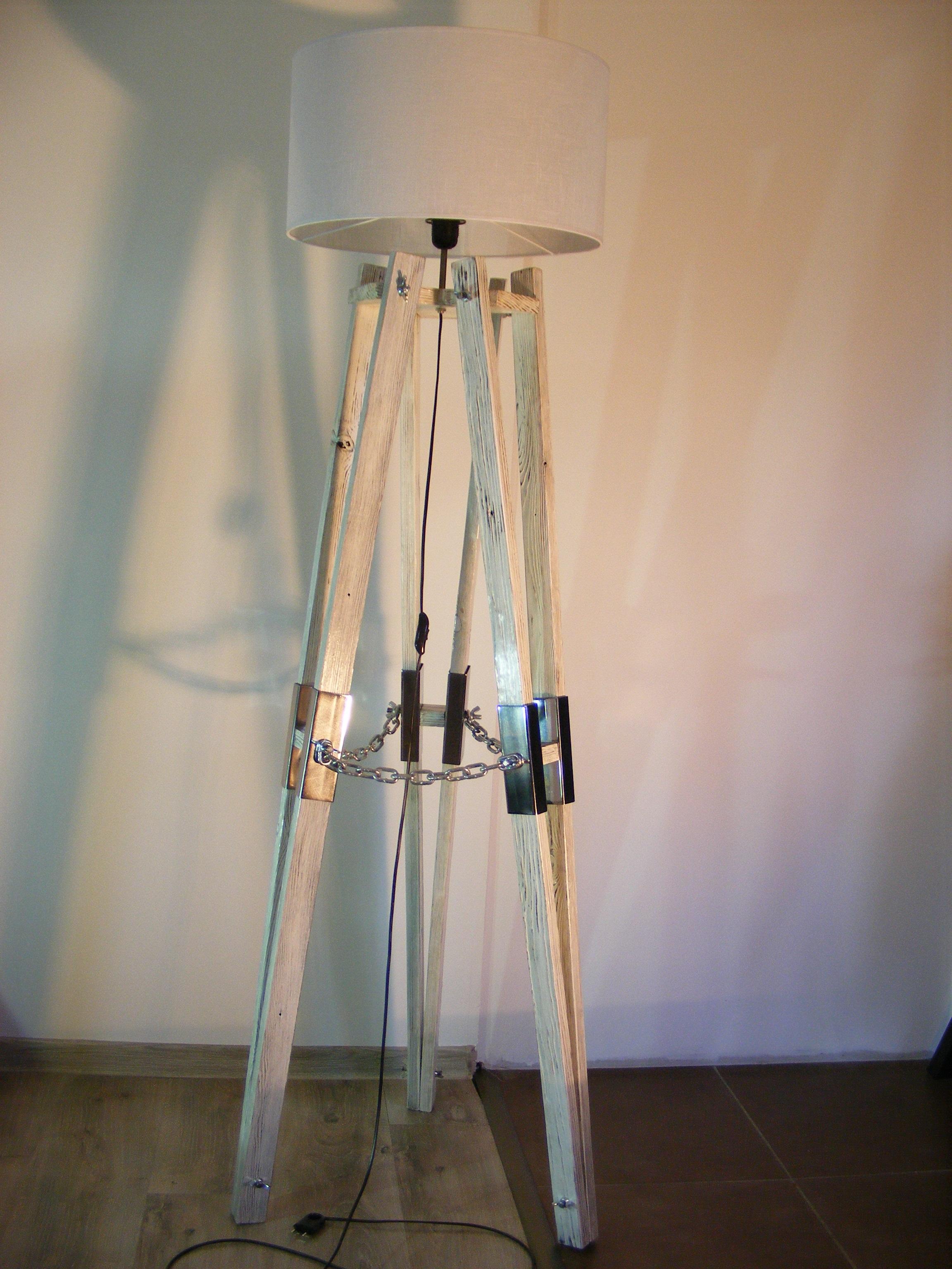 Lampa podłogowa, drewniany statyw, tripod, retro, loft, industrial