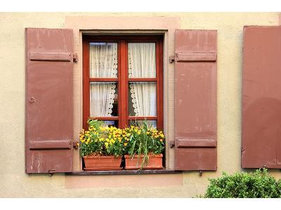 Jak odnowić i pomalować drewniane okna?