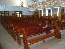 ławki w kościele św. Andrzeja Boboli