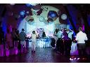 Oświetlenie na wesele - podświetlenie stołu młodej pary