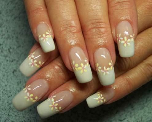 French manicure z ozdobami