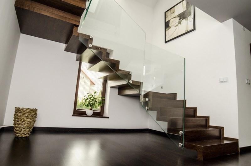schody dywanowe z balustradą całoszklaną
