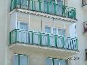 zabudowa balkonu ramowa -kwatery przesuwne na balustradzie