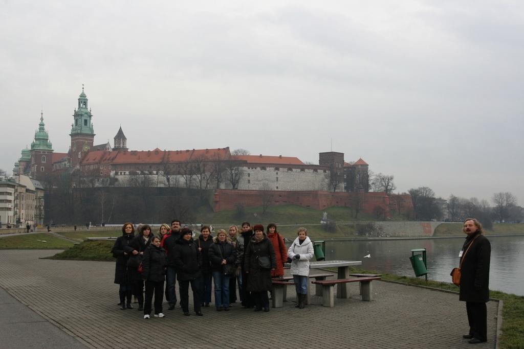 Spotkanie grupy z przewodnikiem, przed Wawelem.