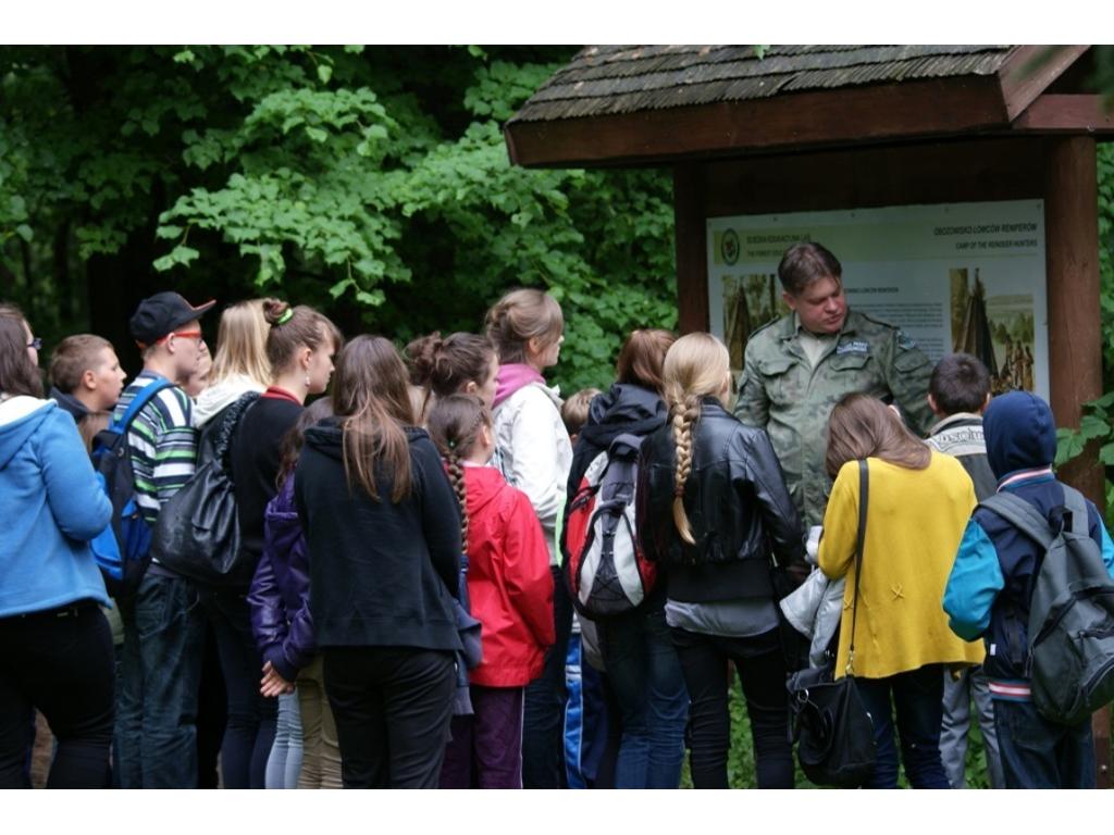 Grupa na szlaku edukacyjnym w Parku Wigierskim.