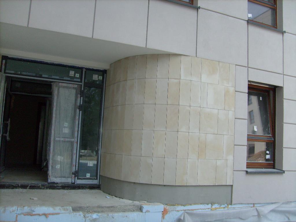 portal z piaskowca budynek wielorodzinne wejście  Warszawa